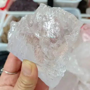 Натурален бял кристал лекува руда, кварц, енергиен минерал, лечебен проба