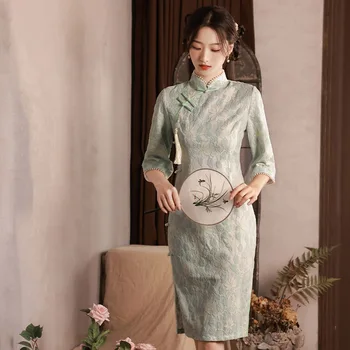 Жена винтажное дантелено ципао в традиционен китайски стил, изискан източното рокля-чонсам с висока цепка