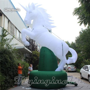 Гигантска надуваема скулптура на еднорога Реплика мультяшного животински талисман с дължина 6 м, бял въздушен надуваем балон на еднорога за парад