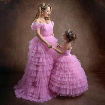 Розови пухкави фатиновые рокли за мама и мен, пищни диференцирани рокля с волани за момичета, вечерна рокля от тюл за фотосесия на майка и дъщеря
