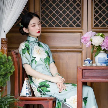 Рокля в китайски стил, нова рокля от изкуствена коприна, републиканската стил, дълго зелено традиционното Ципао в стил Чонсам Янг, ежедневна реч на сцената