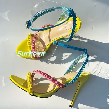 Лятна новост Разноцветни сандали с нитове Пикантни женски обувки на тънък висок ток с отворени пръсти и ключалката на щиколотке с преминаването каишка от три цвята