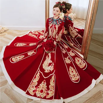 Традиционната китайска елегантна бродерия на Цвете Финикс Чонсам Сватбен костюм за двойки Елегантна сватбена рокля китайски дрехи