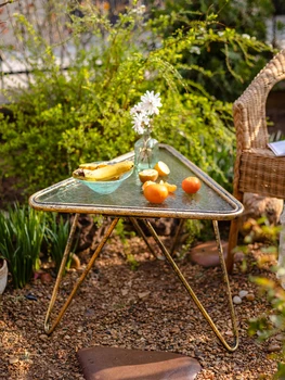 Ретро златна iron художествен стъклена маса за нощуване на открито, малка масичка за кафе и за парти в градината, на масата за пикник, метал
